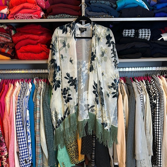 Marcus Adler pale gray/blue/green floral fringed crushed velvet kimono size OS - Picture 1 of 4